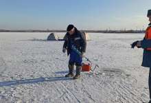 Рыбаков не пугает тонкий лед